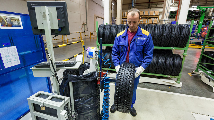 Проверка ошипованной шины на качество. Завод Michelin в Давыдово.